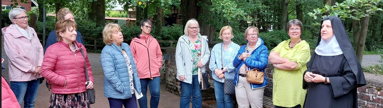 Ein Foto einer Gruppe mit einer Schwester eines Ordens