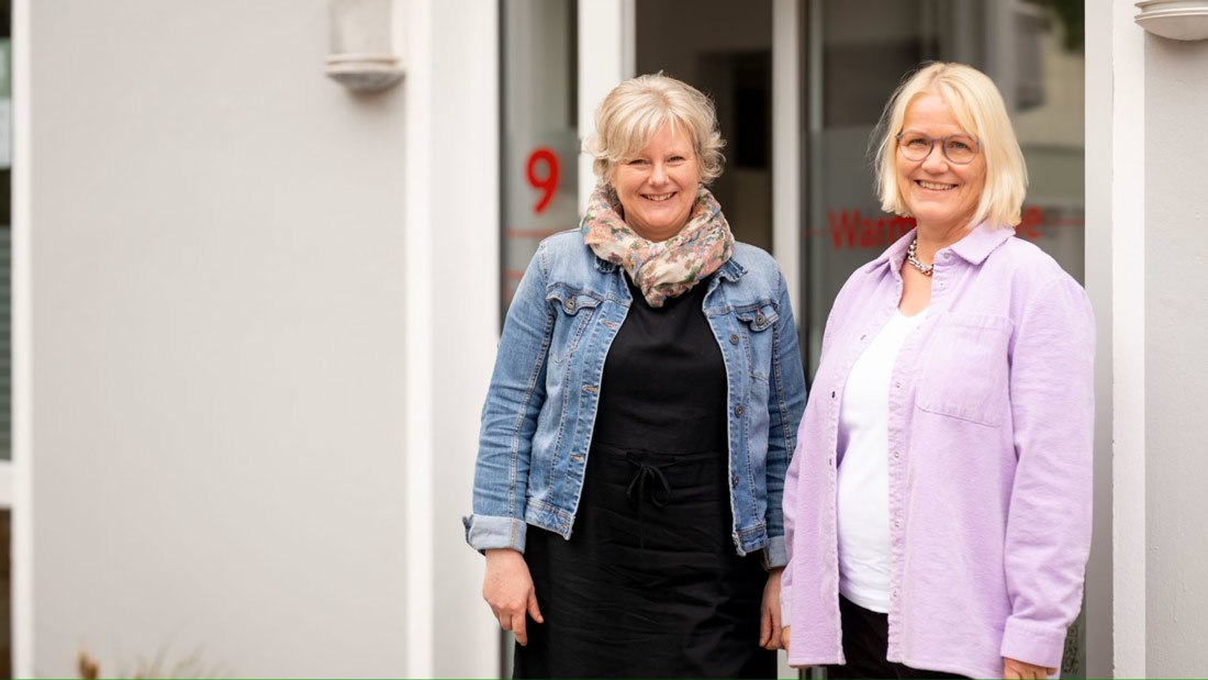 Hilda Große Holthaus und Diana in der „Warmen Stube“.