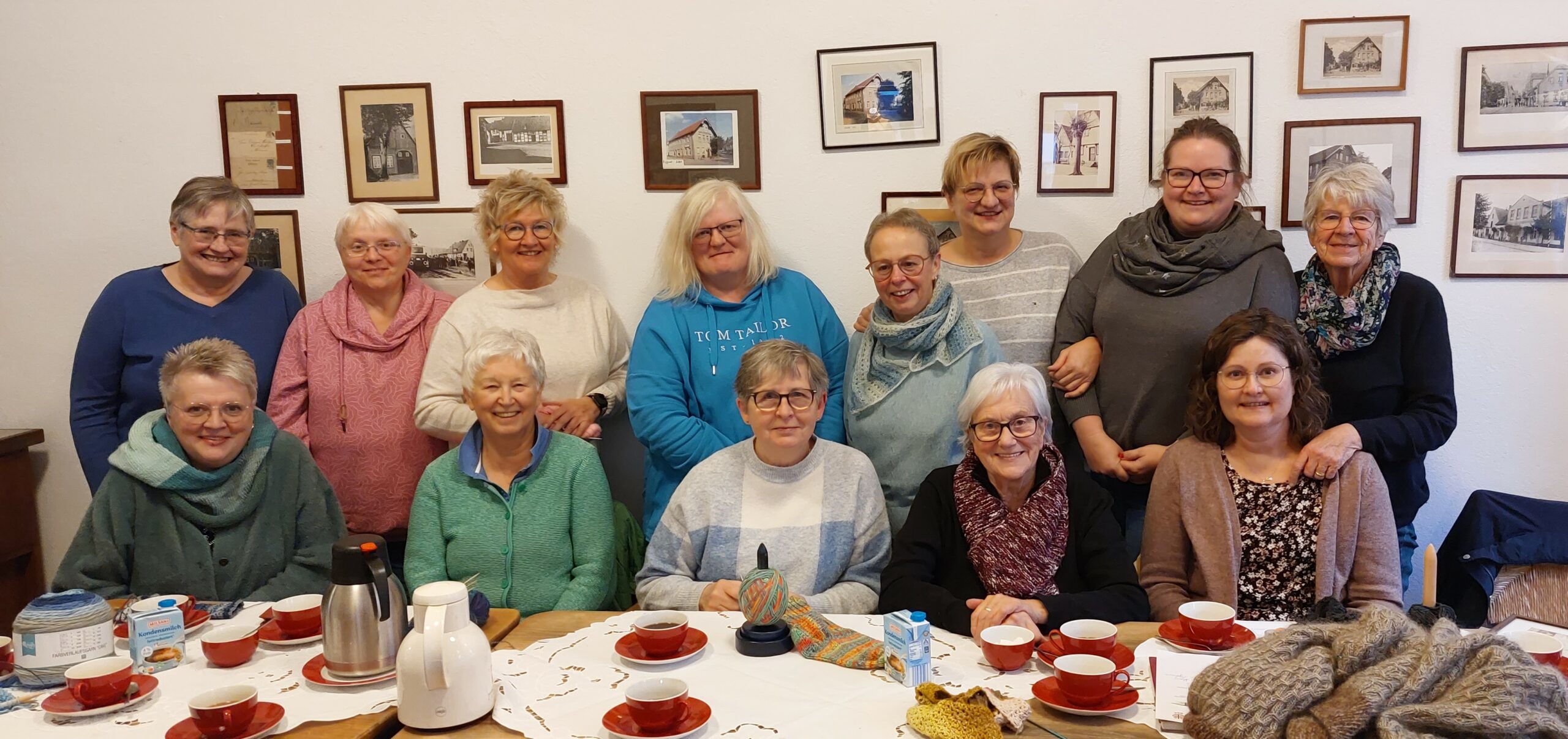 Mitglieder des Handarbeitsclubs, darunter Marlies Nyhues, auf einem Gruppenfoto.