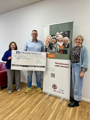 Udo Krogmann übergibt eine Spende von 500 Euro an Christiane Priester und Maria Thieke-Wacker für das Projekt „Obstkörbchen gegen Altersarmut“.